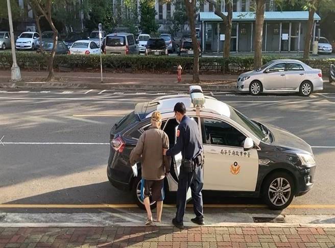 台中市警察局第四分局黎明派出所员警，帮助迷途老人返家。（民眾提供／卢金足台中传真）