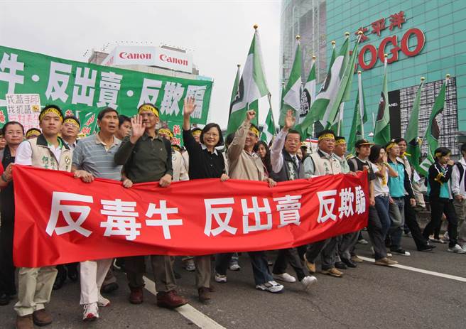 President Tsai Ing-wen (dressed in black), who was the president of the party at the time, led the anti-American cattle.  The current representative in Japan, Hsieh Changting (sixth from left), Legislative Chairman Yuan You Xikun, and Green Committee He Zhiwei (left) can also be seen enthusiastically responded and participated in the parade.  .  (The image is a data photo)