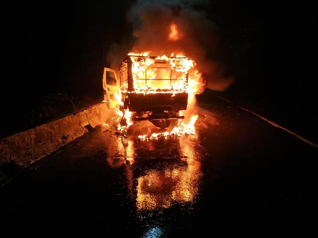 27岁黄姓男子17日晚间10时许，驾驶小货车行经新北市万里区中幅路，疑因自撞路旁电杆车头起火，火势燃烧猛烈瞬间成为「火球」。（翻摄）