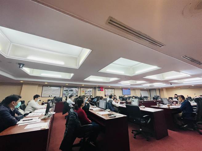 舊規來編新預算？交通局遭議員怒嗆全部重審。（吳康瑋攝）
