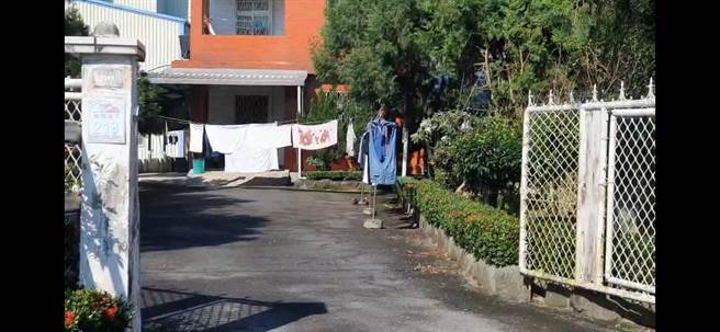   终于盼到太阳露脸，民眾纷纷将衣物搬到户外曝晒，连凉亭都成了晒衣场。（胡健森摄）