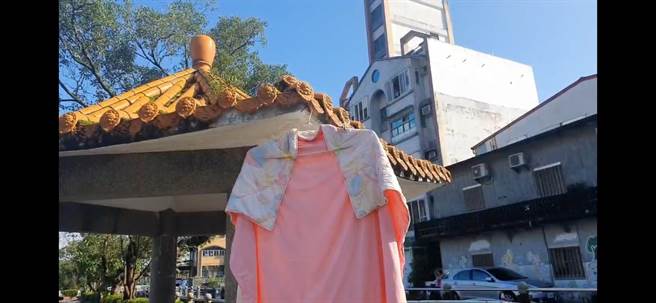   终于盼到太阳露脸，民眾纷纷将衣物搬到户外曝晒，连凉亭都成了晒衣场。（胡健森摄）