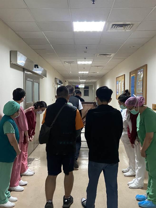 康女士的先生及儿子（背对者）陪她走完人生最后一程。（嘉义医院提供）