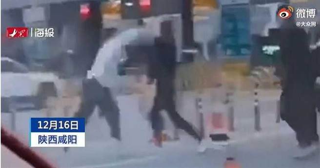白衣男子10秒内出3拳，轻松打趴2名黑衣男。（图／翻摄自中国新闻周刊微博）