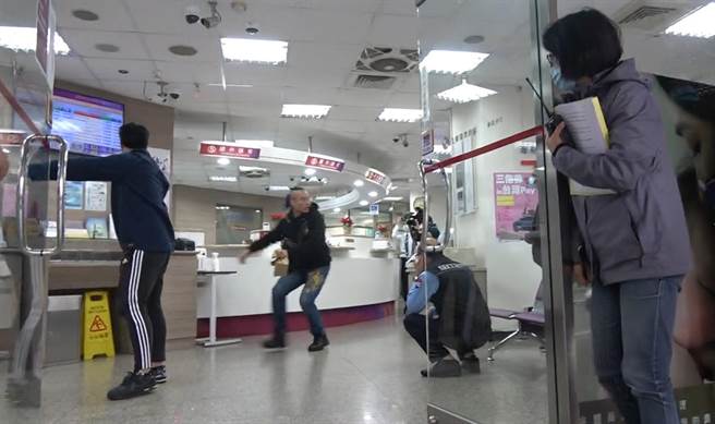新北市新店警分局17日举行防抢围捕演练，模拟银行遭抢劫。（新店警分局提供）