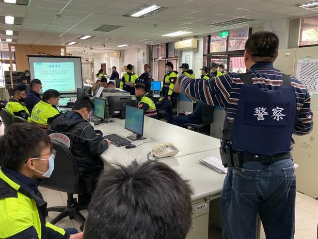 新北市新店警分局17日举行防抢围捕演练，模拟银行遭抢劫。（新店警分局提供）