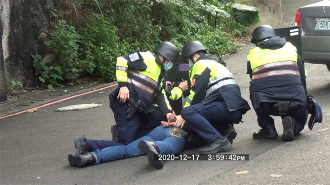 新北市新店警分局17日举行防抢围捕演练，模拟银行遭抢劫。（新店警分局提供）