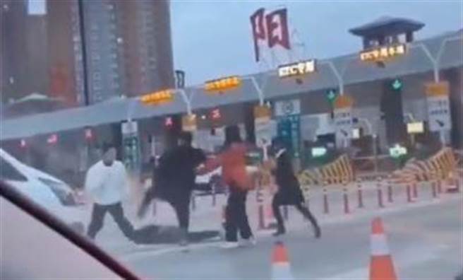 白衣男子忍无可忍直接出手。（图／翻摄自秒拍）