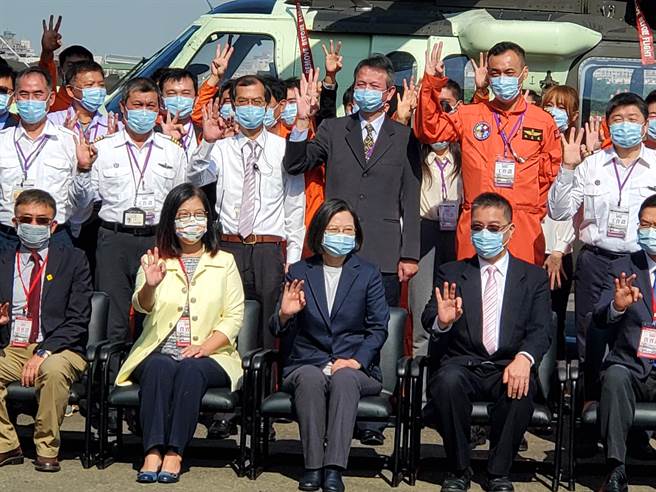 内政部长徐国勇（前排右二）今出席「空勤总队黑鹰机队復编暨厅舍棚厂落成启用典礼」，健康状况备受关注，他受访指出，其实那天是气喘突然发作，大概就是气候，还有那几天空气不太好。（曾薏苹摄）