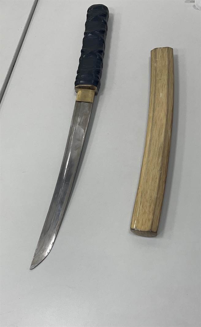 警方在3嫌车内查获西瓜刀。（警方提供，文：陈鸿伟）