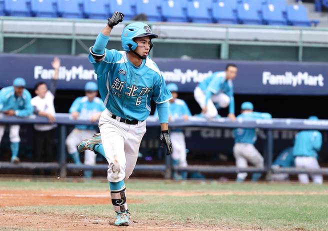 新北蓝队周委宏敲出再见安打，举起右手相当兴奋。（大会提供）