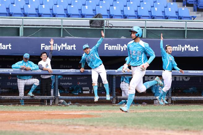 新北蓝队在延长赛击败花莲县，取得冠军战门票。（大会提供）