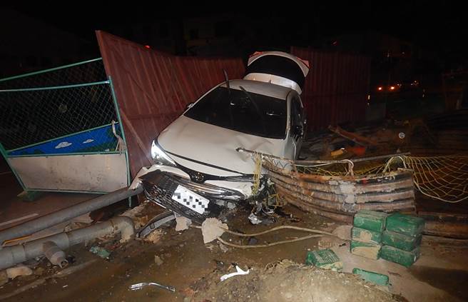 張男深夜酒後駕駛白色汽車，載著友人，衝進台中市水利局下水道的工地內，造成友人受傷，車輛受損。（霧峰分局提供／黃國峰台中傳真）