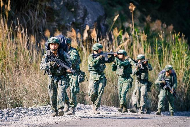 陆军突击兵鑑测，受测学员在谷关山地中武装前进。(青年日报提供)

