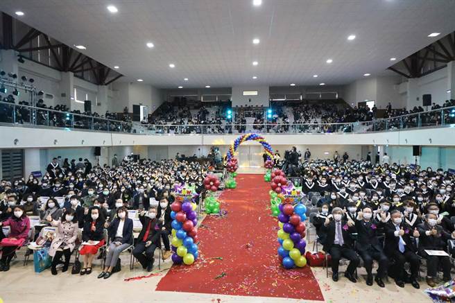 全国海青班联合毕典，15校毕业生合影。（陈淑娥摄）