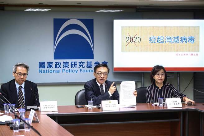 国家政策研究基金会18日举办「新冠肺炎疫苗发展的瓶颈及解决之道－从万人血清检测谈起」座谈会，国政会永续发展组召集人陈宜民（中）、国民党团书记长林奕华（右）、中华民国防疫学会理事长王任贤（左）等人出席，就未来若施行入境持COVID-19疫苗注射证明与核酸检验阴性告得缩减隔离限制时，对接种的COVID-19疫苗应否加以规范发表看法。（邓博仁摄）
