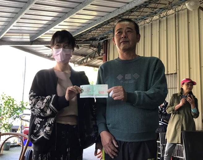 楊東波尋獲邱男救了他一命，邱家下午至谷關楊家交付50萬元支票致謝。（陳淑娥攝）