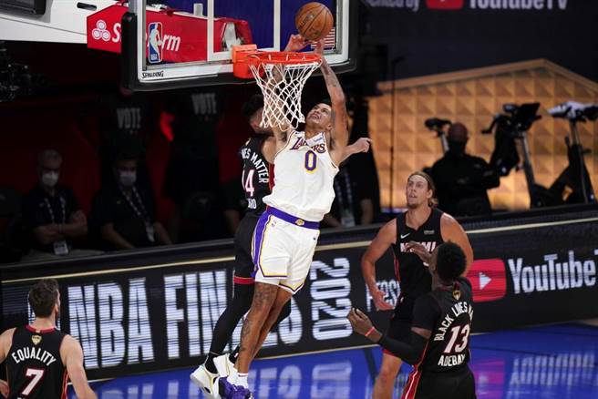 湖人前锋库兹马(中)在总冠军赛投篮得分。（美联社资料照）