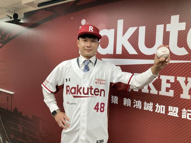 赖鸿诚加盟记者会上首度穿上乐天桃猿球衣。（邓心瑜摄）