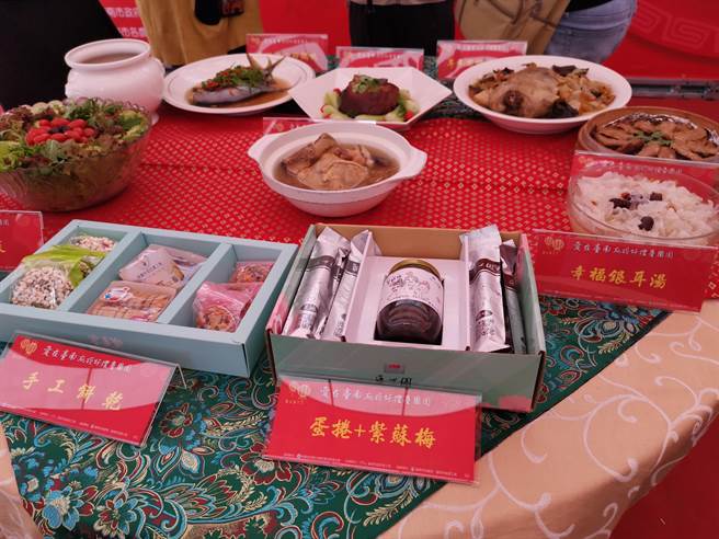 台南市庇護工場年菜、年節伴手禮開賣。（劉秀芬攝）
