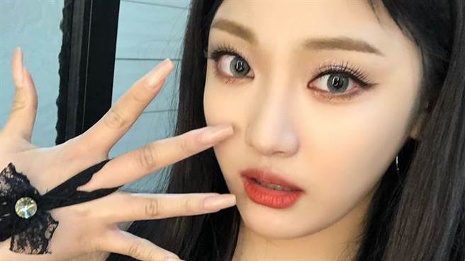 aespa寧寧穿着V领上衣现身节目录制现场，吸引全场目光。（图／IG@aespa_official）