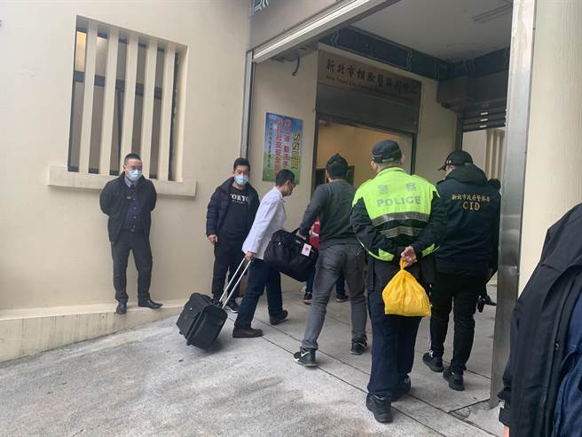 郭姓主厨的女儿轻生，今检警相验。（王扬杰摄）