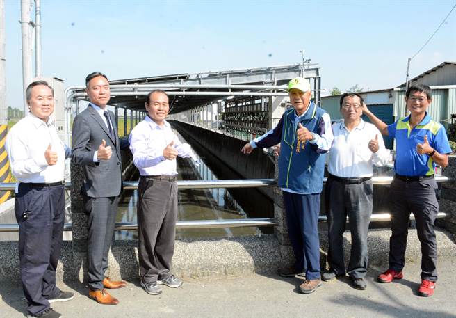 农田水利署屏东管理处利用灌排水路施设圳路型太阳能光电，预计明年底可望挹注千万元租金。（林和生摄）