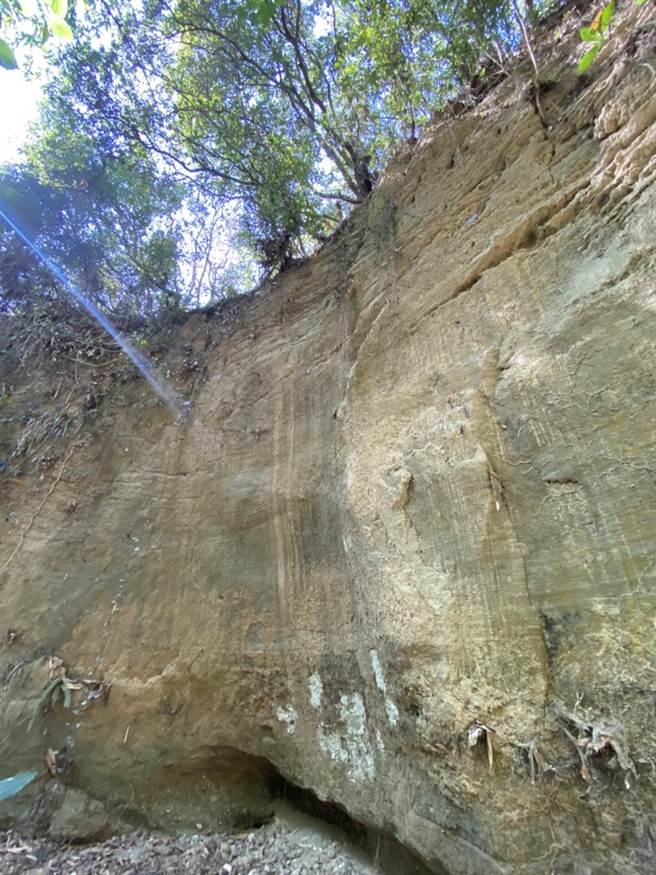 彰化市「一線天」祕境近來爆紅，吸引許多登山客、網美網紅爭相造訪。（謝瓊雲攝）