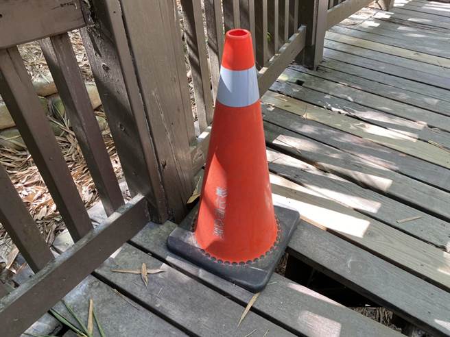 通往彰化一線天祕境的入口處木棧道有多處破損，亟待修繕維護。（謝瓊雲攝）