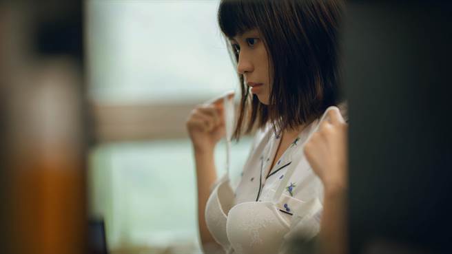 李芷婷在MV裡和王可元有不少親密戲。（唯有音樂提供）