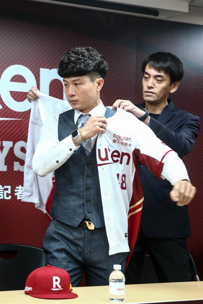 赖鸿诚今年季后透过自由球员转队至乐天桃猿，为史上第3人，猿队18日为他举办加盟记者会，这也是赖鸿诚脱下富邦悍将球衣后，首度穿上白红色的乐天队球衣现身。（邓博仁摄）