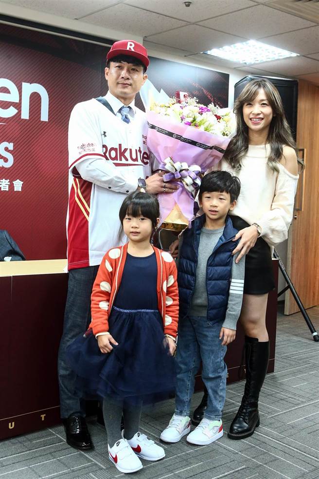 赖鸿诚今年季后透过自由球员转队至乐天桃猿，为史上第3人，猿队18日为他举办加盟记者会，这也是赖鸿诚脱下富邦悍将球衣后，首度穿上白红色的乐天队球衣现身，夫人及小孩到场献花加油。（邓博仁摄）