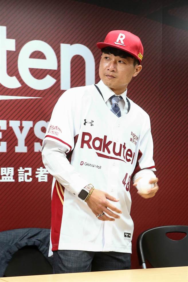 赖鸿诚今年季后透过自由球员转队至乐天桃猿，为史上第3人，猿队18日为他举办加盟记者会，这也是赖鸿诚脱下富邦悍将球衣后，首度穿上白红色的乐天队球衣现身。（邓博仁摄）