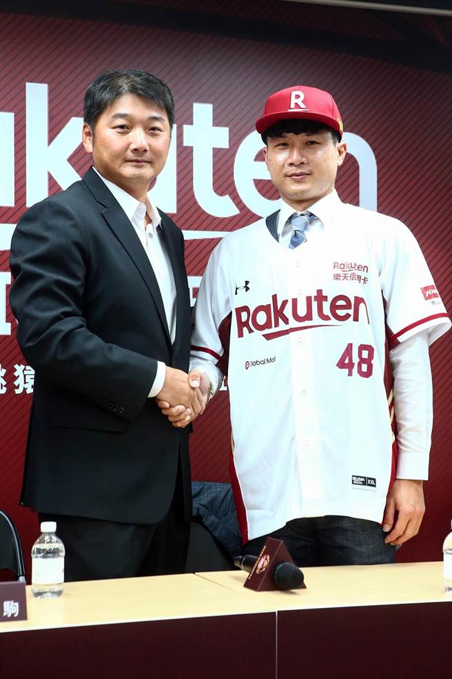 乐天桃猿在自由市场上争取到赖鸿诚（右），总教练曾豪驹透露球队相当需要牛棚左投，因此一听闻消息就要求球团尽力争取，不过在与赖鸿诚签订合约后虽然很开心，不过富邦悍将选走内野手杨瑞承也让曾豪驹心痛。（邓博仁摄）