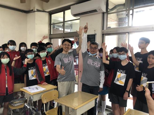 明华国中靠着亲师生共600多笔的爱心捐款，提前在18日举办双机启用典礼，让学生们拥有更舒适的学习环境，也是唯一一间有亲师生参与出资双机的学校。（洪浩轩摄）