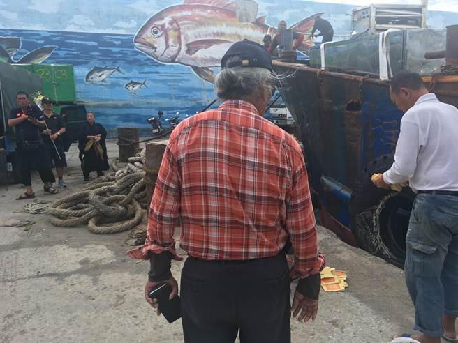 遗体、安寧后送都靠民营船，绿岛居民盼县府造公船保障交通权。（林姓民眾提供／蔡旻妤台东传真）