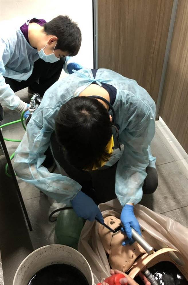 陳彥廷利用報廢的CPR安妮改良做出「嘔吐版」，讓參賽選手們能適應困難插管。（陳彥廷提供）