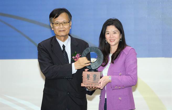 花旗摘下金融业务菁业奖最佳ESG奖-一般金融组优等奖，由花旗(台湾)银行政府事务暨公共事务长潘玲娇(右)代表领奖。(花旗提供)