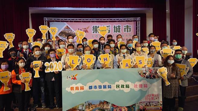 台南市长黄伟哲（前排手持H广告版者）带领台南市政府4个局室官员宣传乐活城市市政成果。（程炳璋摄）