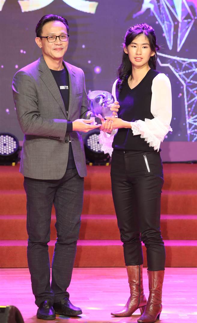 许乐（右）获最佳运动精神奖。（郑任南摄）