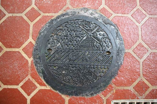 桃园市政府水务局施作污水系统时，特地将人孔盖设计融合地方特色，如杨梅系统就将牧场景观与地方植物杨梅图样结合。（黄婉婷摄）