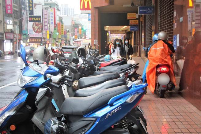中坜火车站前骑楼违停问题沉痾已久，大大影响行人步行空间，市府交通局决定释出100个机车停车格，採收费方式计算，期能满足二轮驾驶停车需求。（黄婉婷摄）