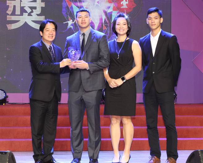 刘俊业儿女代已故父亲领奖，从副总统赖清德（左）手中接下奖座。（郑任南摄）