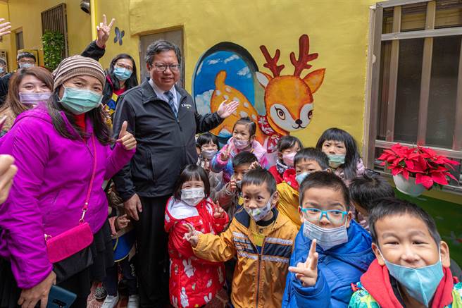 杨梅新农街393、379巷完成污水接管后，居民配合市府计画，让出后巷空间进行美化改造，以童话世界为题绘制夹娃娃机、扭蛋机等图样，再融入杨梅特有的客家元素。（黄婉婷摄）