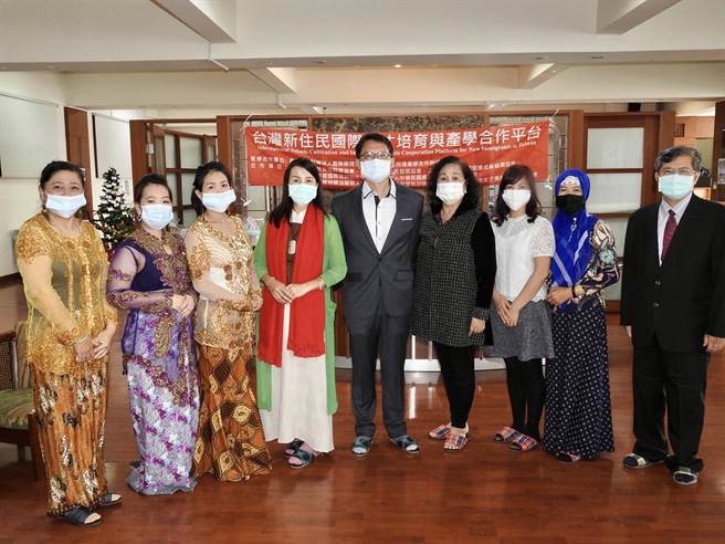 嘉南药理大学与社团法人台湾产学研合作发展策进会共同产学合作结合策略合作伙伴，成立「台湾新住民国际人才培育与产学合作平台。（主办单位提供／曹婷婷台南传真）