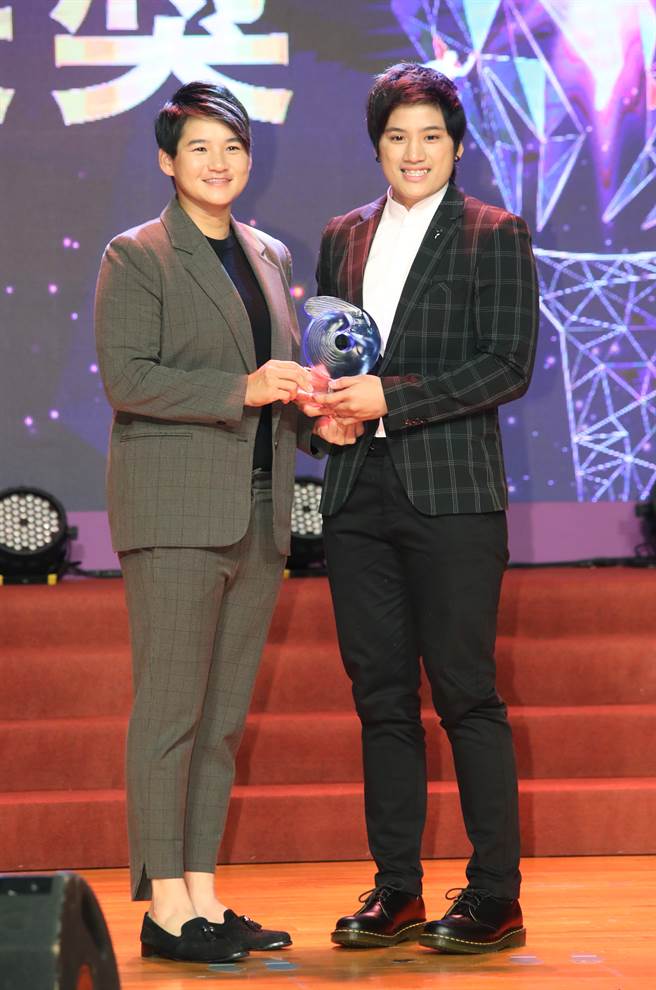 陈念琴（右）得到最佳女运动员奖。（郑任南摄）