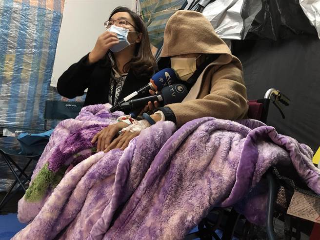 国民党立委陈玉珍晚间陪同中常委沈智慧，到立法院中杉大门口静坐地点。（赵婉淳摄）