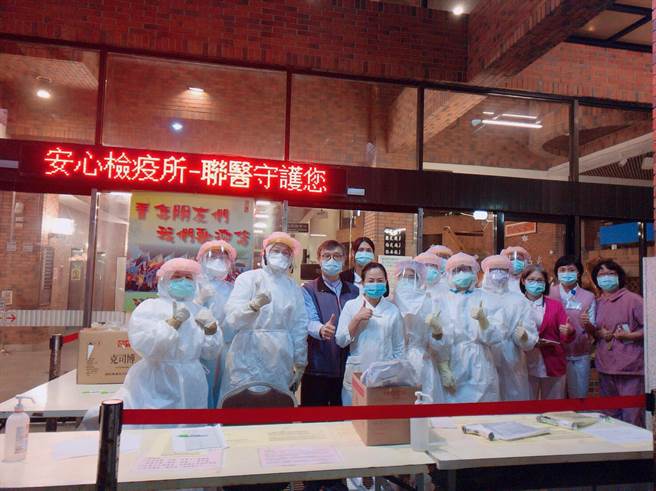 检疫所护理同仁穿着防护装，亲送北市府提供市长致意卡片及纪念品，并提前预祝团员圣诞快乐。（台北市立联合医院提供／游念育台北传真）