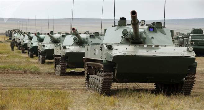 世界上唯一的一款空降轻型两栖坦克「章鱼-SD」成功通过海上航行测试。（图／卫星通讯社) 