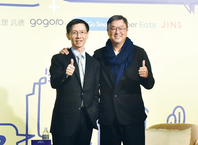 梦想学校创办人王文华（左）及华人娱乐圈教父王伟忠（右）共同进行研讨。图／顏谦隆